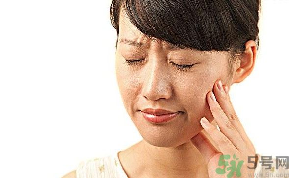 口腔潰瘍癥狀有哪些?經(jīng)?？谇粷兪鞘裁丛? width=