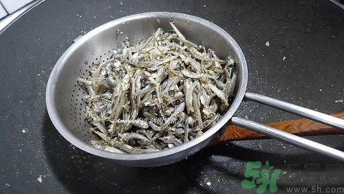 小魚干怎么炒好吃？蜜汁小魚干的做法