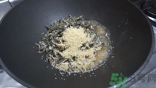 小魚干怎么炒好吃？蜜汁小魚干的做法