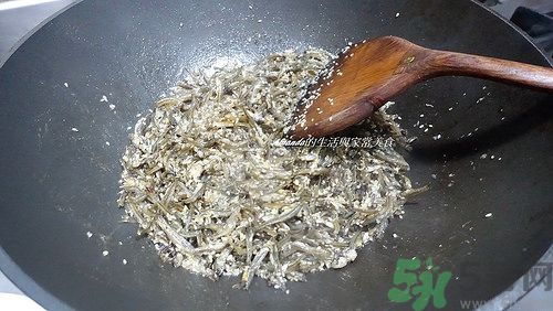 小魚干怎么炒好吃？蜜汁小魚干的做法
