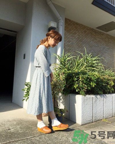 春天怎么穿出清新風(fēng)？日本女生的薩博涼鞋穿搭方法