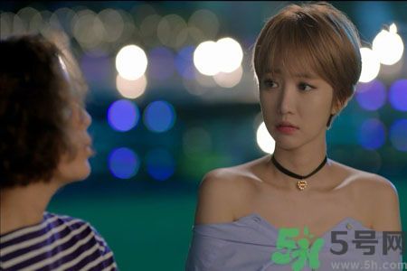 穿露肩服裝好搭配嗎？露肩衣服怎么搭配性感？