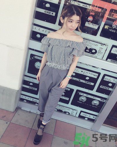 穿露肩服裝好搭配嗎？露肩衣服怎么搭配性感？