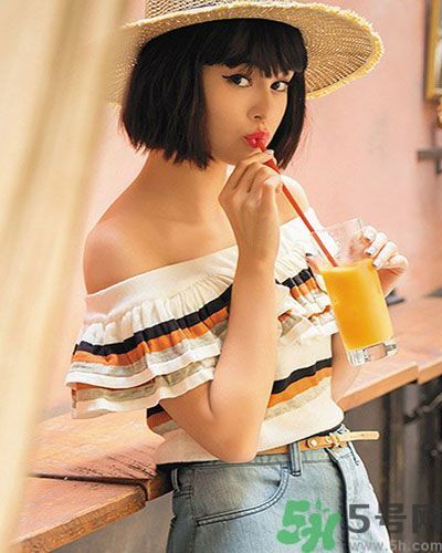 穿露肩服裝好搭配嗎？露肩衣服怎么搭配性感？