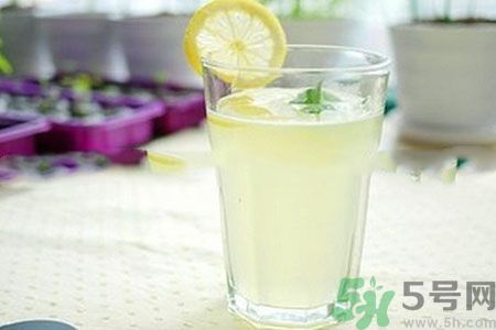 檸檬水怎么喝減肥？檸檬片用多少度的水泡最好？