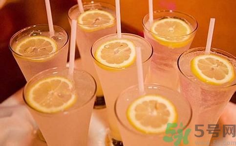 檸檬水怎么喝減肥？檸檬片用多少度的水泡最好？