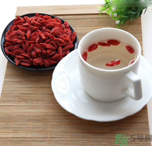 枸杞泡水有什么害處？枸杞泡水喝有什么好處？