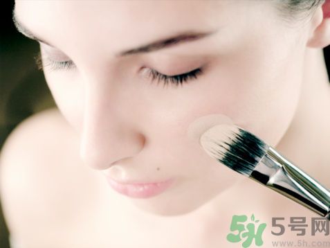 用什么粉餅美白效果好？粉餅與粉底液的區(qū)別？