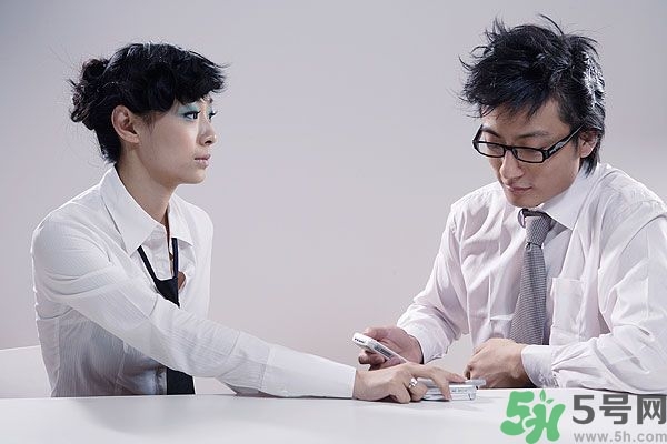 耳垂上有豎紋是怎么回事？山根有橫紋是什么?。?></p><p>心臟疾病的發(fā)生，通常是累積了一連串病因的結果，而非偶發(fā)事件。中醫(yī)治病講求治標更要治本，特別重視從疾病源頭來進行診斷與治療，尤其是在疾病成形之前予以阻斷，防范於未然，而非追著疾病跑。但是要跑在疾病前面，又要能從病因下手，真正需要的不是名醫(yī)，而是每個人都得親自參與這場健康守護戰(zhàn)，如此才能讓護心行動真的奏效。</p><p>《內(nèi)經(jīng)》說「心其華在面」。心經(jīng)也分布到面部，所以臉部是觀察心臟功能的重要部位。</p><p>我平?？丛\時，因為需要讀寫健?？ㄙY料，插卡前都會瞄一下病人的照片。這個習慣有時也能幫上大忙，因為健?？ㄉ系恼掌ǔ１犬斚碌牟∪四贻p一些，很容易可以做一個臉部的比較，甚至可以看出一些端倪或疾病發(fā)展的趨勢。診療時，我會跟病人討論這些年來的差異和變化，也請他們回憶一些關鍵事件，順勢找出疾病的線索。</p><p style=