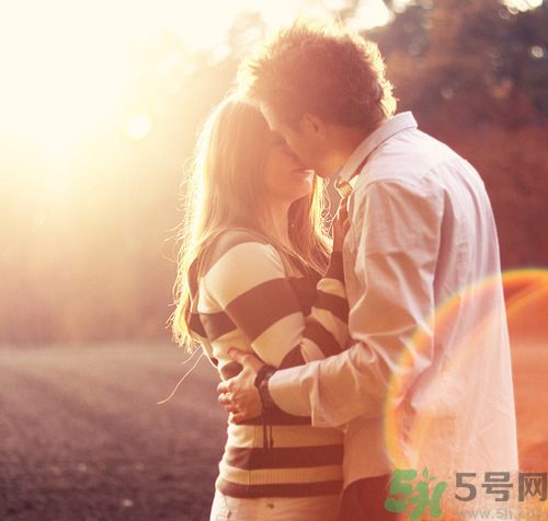 男人劈腿的表現(xiàn)有哪些？怎么判斷一個男人是否劈腿？