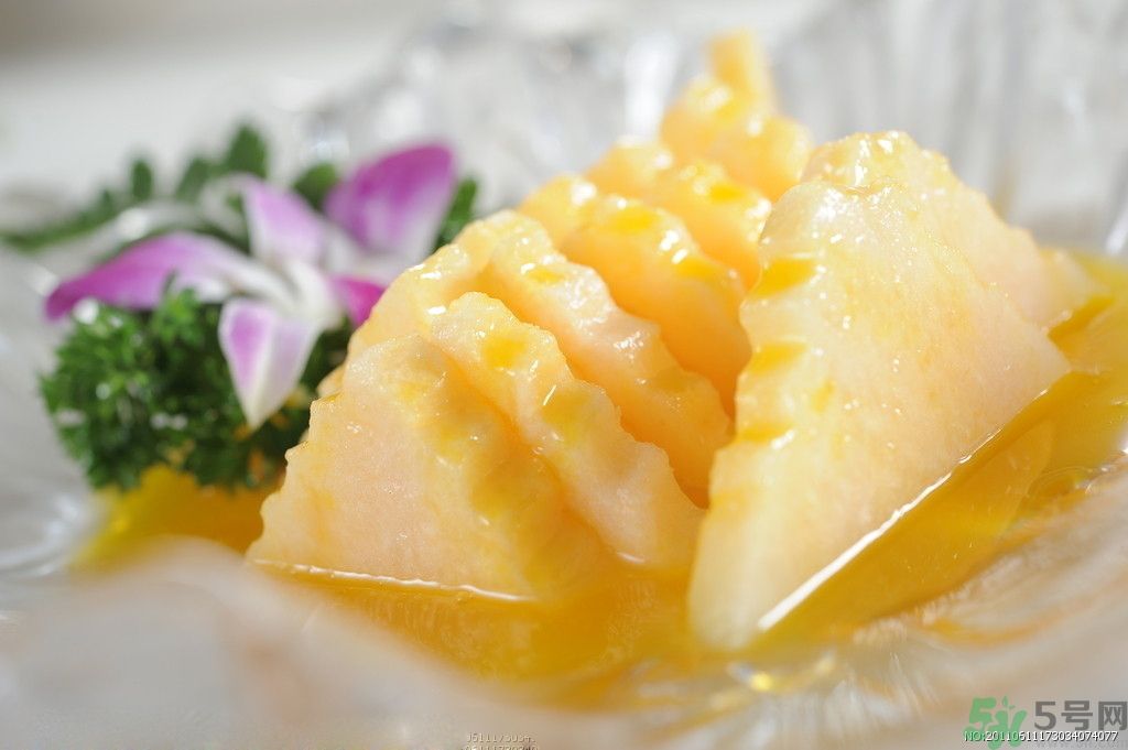 菠蘿發(fā)黑能吃嗎？菠蘿為什么要用鹽水泡？