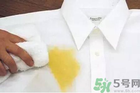 草莓汁弄到衣服上了怎么洗？怎么洗掉草莓汁？