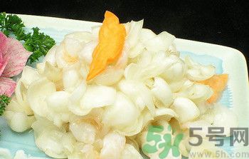 孕婦能吃百合,百合雖能補氣，亦傷肺氣，不宜多服。 另百合風寒咳嗽、虛寒出血、脾胃不佳者忌食 百合味甘，性微寒。歸心、肺經(jīng)。 百合鮮品含黏液質(zhì)，具有潤燥清熱作用，中醫(yī)用之治療肺燥或肺熱咳嗽等癥常能奏效。 功能主治 　　養(yǎng)陰潤肺，清心安神。用于陰虛久咳，痰中帶血，虛煩驚悸，失眠多夢，精神恍惚。 　　具有養(yǎng)陰潤肺止咳功效，用于肺陰虛的燥熱咳嗽，痰中帶血，如百花膏。治肺虛久咳，勞嗽咯血，如百合固金湯。 　　具有清心安神功效，用于熱病余熱未清，虛煩驚悸，失眠多夢等。藥用時煎服，10～30g。清心宜生用，潤肺蜜炙用。 養(yǎng)陰清熱，滋補精血。 孕婦吃百合有什么好處 百合的營養(yǎng)非常豐富，孕期吃點百合對胎兒有很大的幫助，百合別名蒜腦薯，其根如大蒜，味如山薯，既是甜美的食品，也是有益的藥物。孕婦吃百合能補充維生素B1、B2、鈣、磷、鉀等營養(yǎng)成分。百合性平味甘，還能補中益氣，養(yǎng)陰潤肺，止咳平喘，利大小便。 1、潤肺止咳、清心安神，可用于肺癆咯血、肺虛久咳、虛煩驚悸、失眠及熱病后余熱未清、心煩口渴等癥。 2、美容功效，百合富含鉀，有利于加強肌肉興奮度，促使代謝功能協(xié)調(diào)，使皮膚富有彈性，減少皺紋。尤其適宜工作壓力大的人群。對面部扁平疣、痤瘡、雀斑、皮膚干燥等總是都有一定療效。常食可使肌膚潤澤，皮膚白嫩，減少皺紋，延緩衰老。 3、百合還含有一種水解秋水仙堿，有滋養(yǎng)安神作用。 4、百合是一味滋補妙晶，補益而兼清潤，最適宜于內(nèi)有虛火之虛弱癥者。 5、能保護血管、降低血漿膽固醇，有效預防高血壓，降低血糖。 6、食用百合能增進大腸功能，促進排便通暢。 7、百合含有的多種生物堿還能抑制癌細胞繁殖，有抗癌作用。 孕婦吃百合的注意事項 百合富含蛋白質(zhì)、糖、磷、鐵以及多種微量元素，孕婦吃百合不僅能補充身體所需的能量微量元素，還可以開胃、安神，有助于增強體質(zhì)的作用。但這并不意味百合對孕婦都是安全的，孕婦在食用的時候也有需要注意的地方哦。 1、風寒咳嗽、虛寒出血、脾胃不佳者忌食百合 從對鼠類、犬類的實驗中發(fā)現(xiàn)長時間大劑量食用會導致肺、腎的損壞及對白細胞、野生百合全株血小板的影響，即使是食用百合也有一定毒性，建議使用前向醫(yī)師咨詢。直接接觸生的球莖可能會引起皮膚瘙癢，吞噬生的球莖可能會引起嘔吐、拉肚子等癥狀。 2、對百合過敏的人不宜吃百合 百合有可能成為過敏原的，如果是對百合過敏的話，食用百合就可能造成皮膚紅腫、經(jīng)常性腹瀉、消化不良、頭痛、咽喉疼痛、哮喘等過敏癥狀了，所以此類人群也要避免食用百合。 3、不宜多吃 百合作為一種保健食品同時也是一種良好的藥材。是藥三分毒，長期食用對身體會有較大的傷害，如產(chǎn)生對此藥物的依賴性。所以孕婦不宜多吃。 4、選擇新鮮優(yōu)質(zhì)的百合 新鮮的食材做出的菜肴風味好，營養(yǎng)價值高，所以很多人都喜歡吃。購買新鮮的百合時應挑選個大的、顏色白、瓣勻、肉質(zhì)厚、底部凹處泥土少的。如果百合顏色發(fā)黃、凹處泥土濕潤，可能已經(jīng)爛心，此時就不宜食用了。如果是購買干百合的話，則是已干燥、無雜質(zhì)、肉厚且晶瑩剔透為佳。 5、不宜直接碰觸新鮮百合 百合具有一定毒性，直接接觸生的球莖可能會引起皮膚瘙癢，吞噬生的球莖可能會引起嘔吐、拉肚子等癥狀。 6、烹調(diào)方式健康 孕期飲食不宜過重口味，孕婦吃百合的時候應盡量避免高油高溫過久的方式，以免上火、消化不良不舒服。