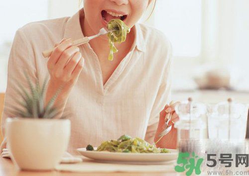 胃潰瘍吃什么食物好？調(diào)理胃潰瘍的方法有哪些？