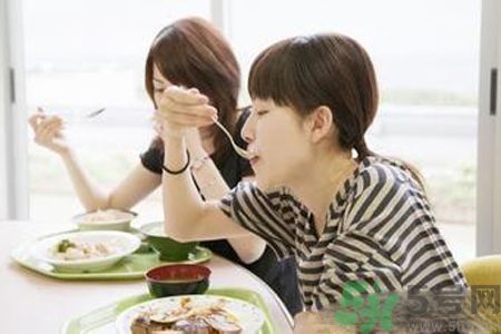 胃潰瘍吃什么食物好？調(diào)理胃潰瘍的方法有哪些？