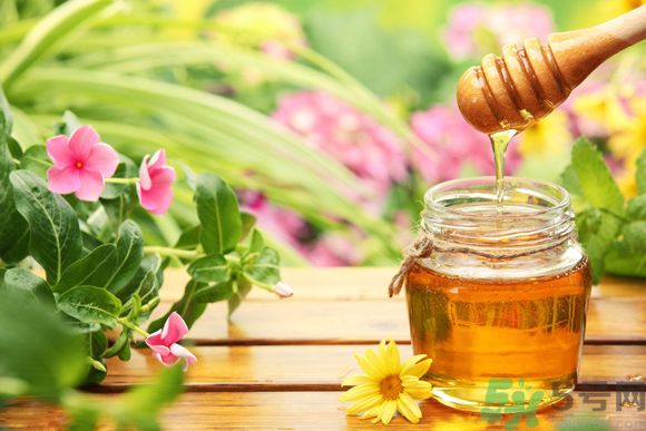 胃潰瘍可以喝蜂蜜嗎？服用蜂蜜要注意什么？