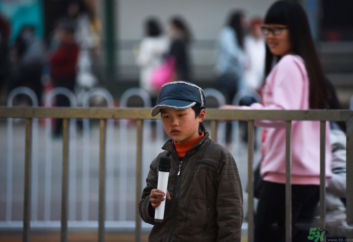9歲賣唱男孩撐起一個家 父母怎樣教育孩子？
