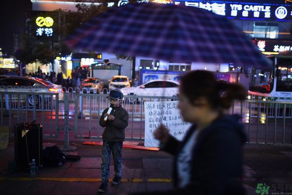 9歲賣唱男孩撐起一個家 父母怎樣教育孩子？