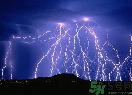 一家人掃墓遭雷擊是怎么回事？出行怎樣避雷？