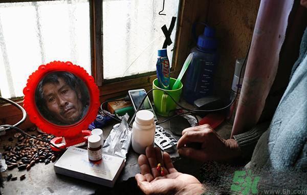小鎮(zhèn)百人患?jí)m肺病的原因是什么？塵肺病是什么?。? width=