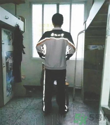 校服帶反光標志防早戀是怎么回事？校服為什么要帶反光標志？