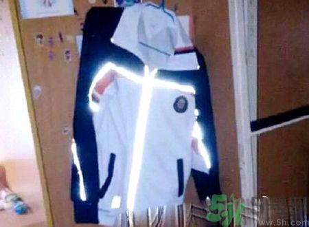 校服帶反光標志防早戀是怎么回事？校服為什么要帶反光標志？