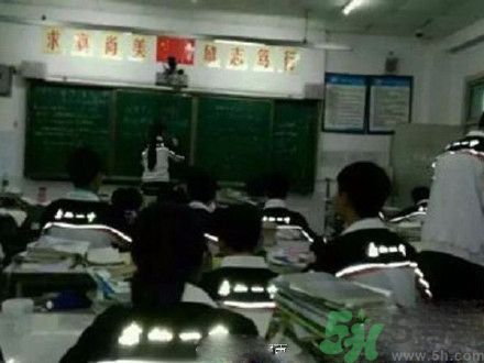 校服帶反光標志防早戀是怎么回事？校服為什么要帶反光標志？