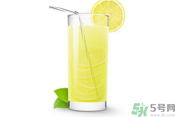 每天喝檸檬水能美白嗎？每天喝檸檬水好不好？
