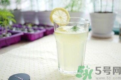 每天喝檸檬水能美白嗎？每天喝檸檬水好不好？