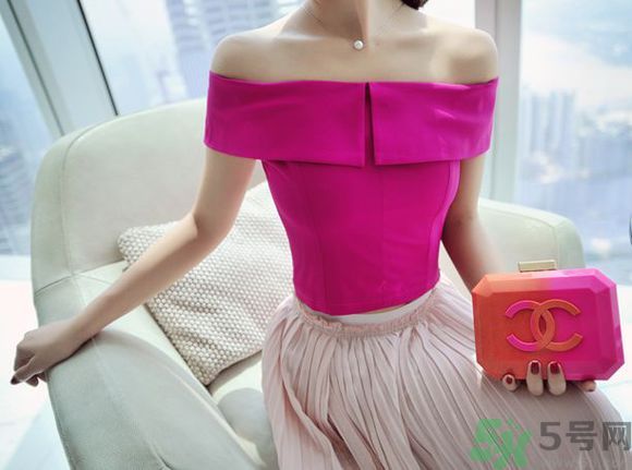 一字肩衣服適合什么人？一字肩衣服怎么穿？
