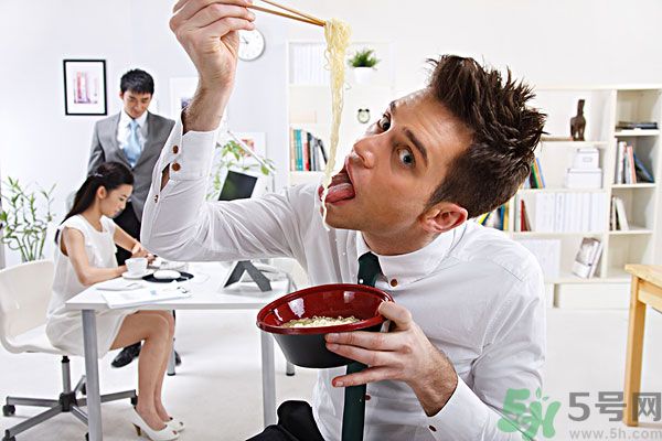 滿漢宴方便面煮著吃泡著吃哪個(gè)好？