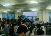 哪個(gè)學(xué)校學(xué)校窗戶突然倒塌？男生拼命護(hù)住女生 ！
