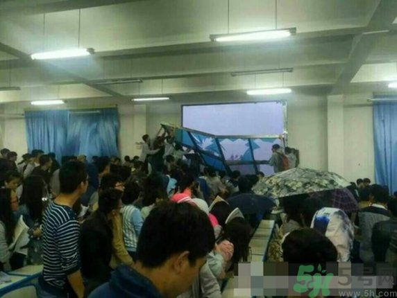 哪個學(xué)校學(xué)校窗戶突然倒塌？男生拼命護(hù)住女生 ！