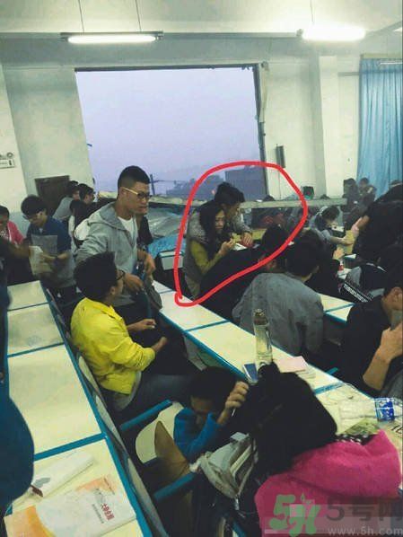 哪個學(xué)校學(xué)校窗戶突然倒塌？男生拼命護(hù)住女生 ！