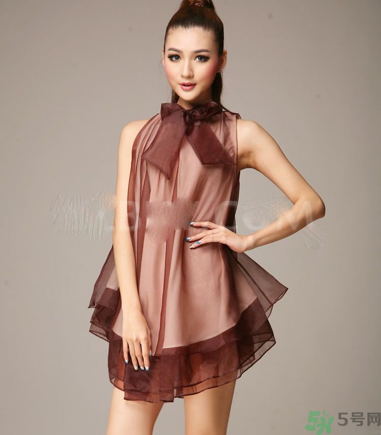 胸小的女生怎么穿衣服好看？胸小的女生怎么穿衣顯得胸大？