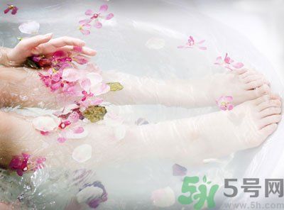 用涼水洗腳還是熱水洗腳好？為什么熱水比涼水洗腳要好？