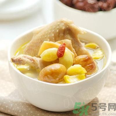 燉雞湯什么時(shí)候放鹽？燉雞湯不要先放鹽？