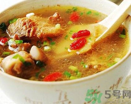 燉雞湯什么時(shí)候放鹽？燉雞湯不要先放鹽？