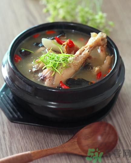 燉雞湯用冷水還是熱水？雞湯用冷水可以嗎？