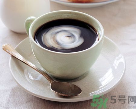 吃了感冒藥還可以喝咖啡嗎？感冒片和咖啡一起吃有什么影響？