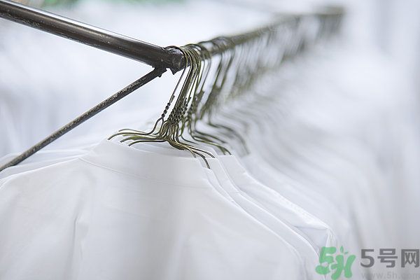 什么面料不容易皺？如何挑選不易皺的衣服？