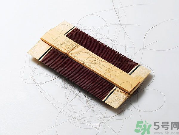 用哪種梳子不容易掉頭發(fā)？用什么梳子梳頭防掉發(fā)？