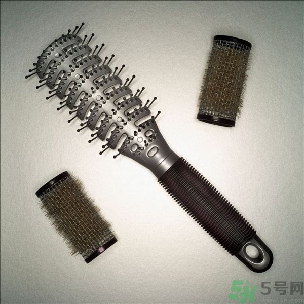長(zhǎng)卷發(fā)應(yīng)該用什么梳子梳頭發(fā)？卷發(fā)用什么梳子最好？