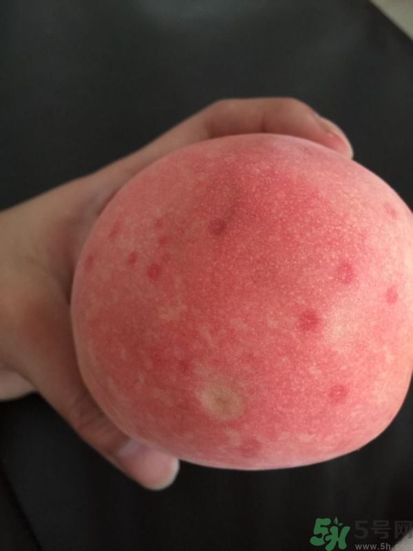 桃子上有紅點能吃嗎？桃子上有黑點可以吃嗎？