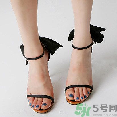 腳心長(zhǎng)水泡是怎么回事？腳心長(zhǎng)水泡怎么辦？