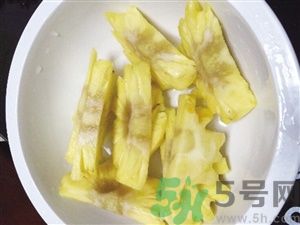 菠蘿里面發(fā)黑是為什么？發(fā)黑的菠蘿能吃嗎？