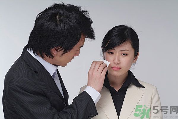 一生氣就流眼淚是怎么回事？生氣流淚怎么辦？