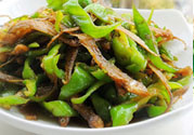 油燜干魚怎么做的？干魚怎么炒好吃？