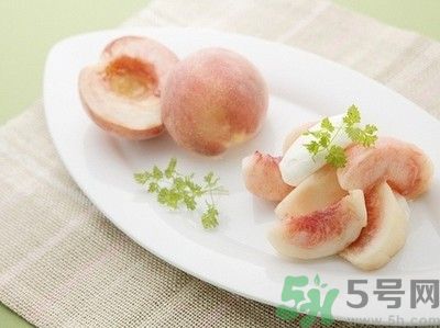 吃桃子臉上癢是怎么回事？吃桃子臉上癢怎么辦？
