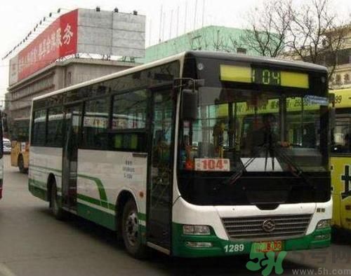 開蘭博基尼上下班的人是誰？開蘭博基尼上下班開的是哪輛公交車？